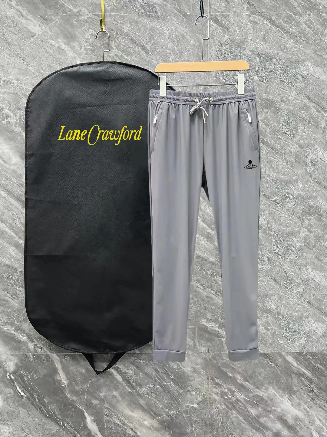 Queen Mother Spring and Summer New Arrival two-color high-quality thin sports and leisure ice silk pants. Smooth, comfortable, anti-wrinkle and traceless pants. 🗯Soft texture, slightly elastic to the touch, cool ice silk pants. Waist elastic band, fashionable design 🗯 Neat and neat wiring, suitable for both sports and leisure! Can be easily worn by all body types. Classic is available in two colors. 🗯New summer product Versatile is not picky. The upper body is very simple, handsome and stylish. It can be easily worn by men and women. Color: Black Gray Size: S-XL